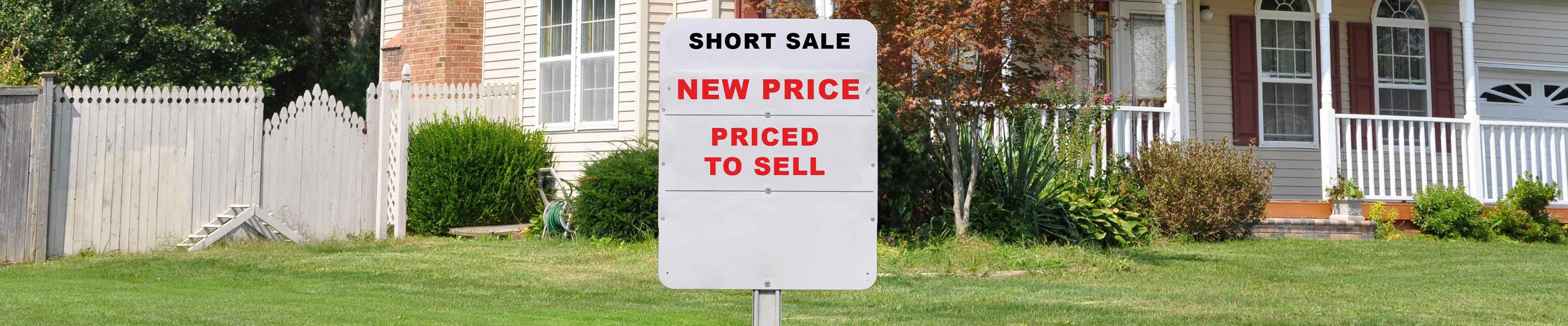 Image of a home with a short sale for sale sign.